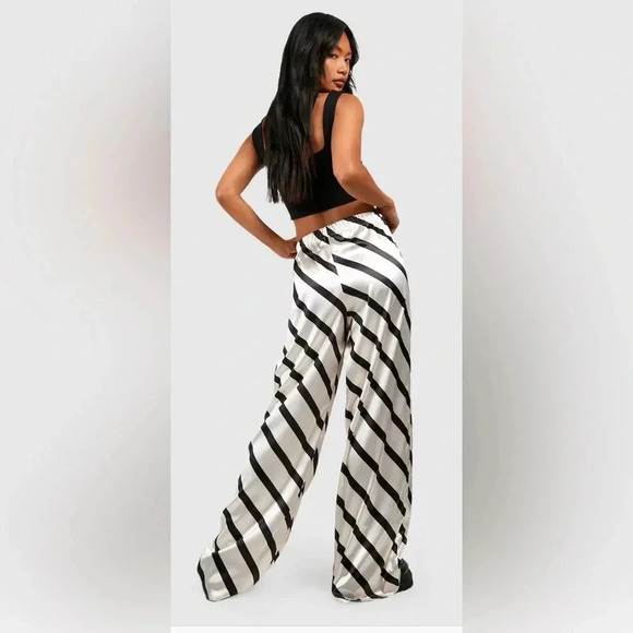 Boohoo Wide Leg White/Black Striped Silky Trousers, size US 10. - Picture 3 of 7